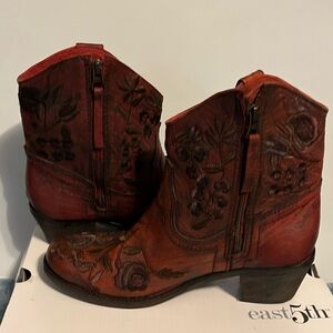 Vero Cuoio Lazamani Women's Floral Red Ankle Boots